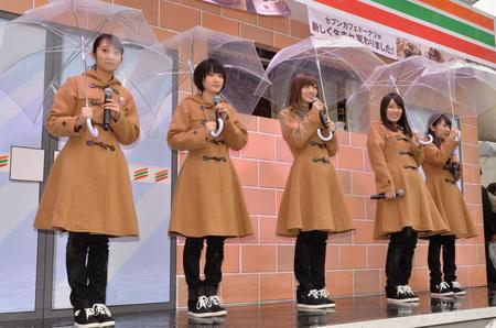 冷たい雨の降る中もなんの、笑顔でイベントをこなす乃木坂４６の（左から）桜井玲香、生駒里奈、白石麻衣、高山一実、秋元真夏＝東京・新宿