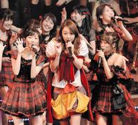 アンコール曲を熱唱する（左から）渡辺麻友、小林香菜、高橋みなみらＡＫＢ４８のメンバーたち＝東京ドームシティーホール（撮影・園田高夫）