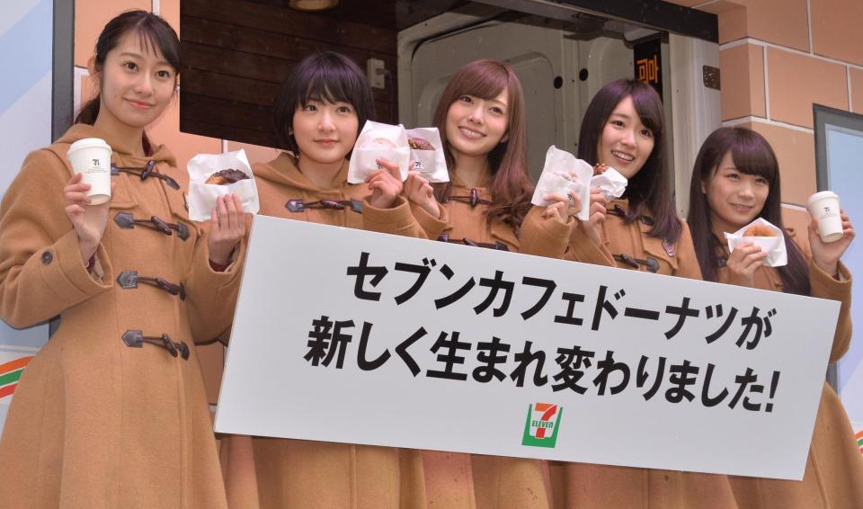 リニューアルされた新セブンカフェドーナツをＰＲする乃木坂４６の（左から）桜井玲香、生駒里奈、白石麻衣、高山一実、秋元真夏＝東京・新宿