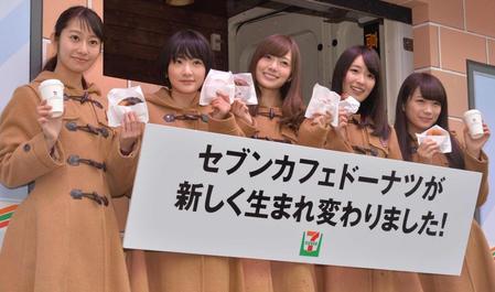 　リニューアルされた新セブンカフェドーナツをＰＲする乃木坂４６の（左から）桜井玲香、生駒里奈、白石麻衣、高山一実、秋元真夏＝東京・新宿
