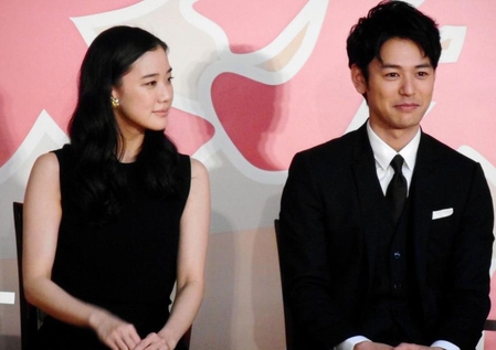 映画「家族はつらいよ」の完成報告会見を行った蒼井優（左）と妻夫木聡＝東京・有楽町の朝日スクエア