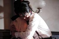 　盟友・大久保利通暗殺に打ちひしがれ、「今だけ、このまま…」とあさに抱きつく五代友厚＝ＮＨＫ「あさが来た」より