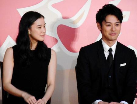 　映画「家族はつらいよ」の完成報告会見を行った蒼井優（左）と妻夫木聡＝東京・有楽町の朝日スクエア