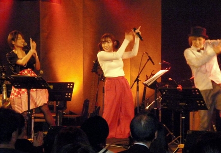 ライブイベントに出演した加護亜依（中央）