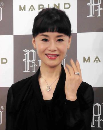 自身がプロデュースしたジュエリーの発表会見に出席した大地真央＝東京ビッグサイト