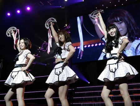 タンバリンで躍るＡＫＢ４８の大家志津香、高城亜樹、北原里英＝ＴＯＫＹＯ　ＤＯＭＥ　ＣＩＴＹ　ＨＡＬＬ