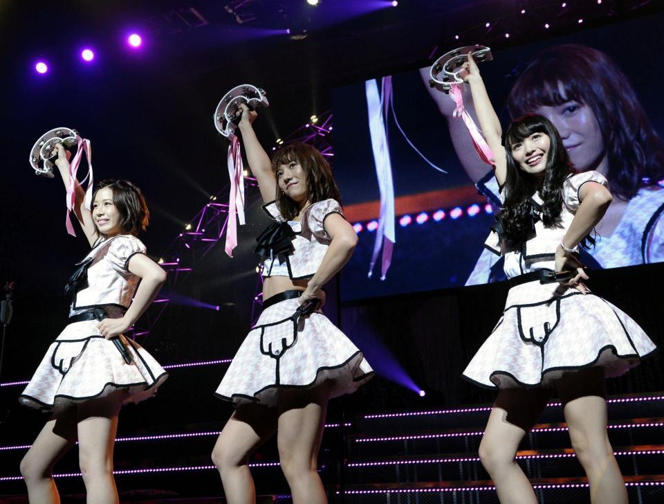 タンバリンで躍るＡＫＢ４８の大家志津香、高城亜樹、北原里英＝ＴＯＫＹＯ　ＤＯＭＥ　ＣＩＴＹ　ＨＡＬＬ