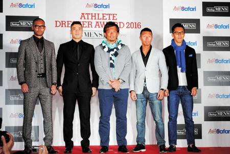 　「Ａｔｈｌｅｔｅ　Ｄｒｅｓｓｅｒ　Ａｗａｒｄ　２０１６」に登場した（左から）川又堅碁（サッカー）、山田章仁（ラグビー）、松田宣浩（野球）、内山高志（ボクシング）、伊藤大輔（レーシング）＝東京・有楽町