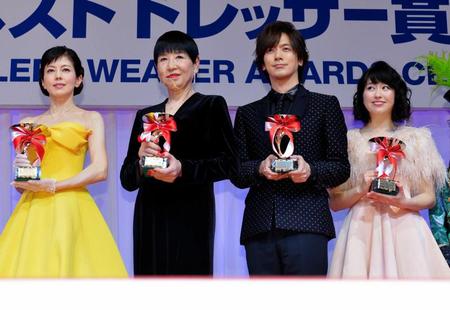 　トロフィーを持ち、笑顔の（左から）沢口靖子、和田アキ子、ＤＡＩＧＯ、ももクロの佐々木彩夏＝東京ビッグサイト（撮影・西岡正）