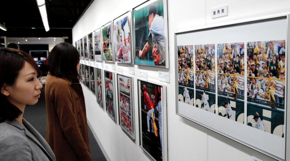 各社カメラマンの力作が展示された「関西スポーツ紙カメラマン展」＝大阪市北区（撮影・坂部計介）
