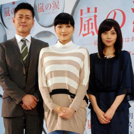 　会見に出席した（左から）宅間孝行、佐藤江梨子、遠藤久美子＝東京メディアシティ