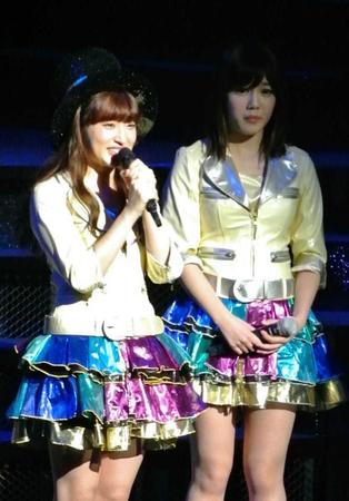 卒業を発表した梅田彩佳（左）＝都内