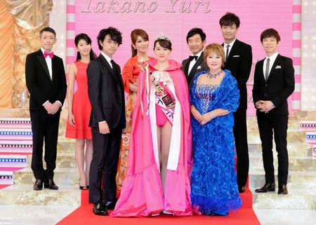 グランプリに輝いた中村真由美さん（中央）と記念撮影に納まる斎藤工（左）、たかの友梨（右）。（後列左から）ピカ子、森下千里、はるな愛、石田純一、中村昌也、南雲吉則＝テレビ東京本社　神谷町スタジオ（撮影・開出牧）