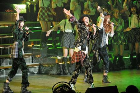 １位「奇跡は間に合わない」を歌う（左から）松井珠理奈、宮澤佐江、野中美郷＝ＴＯＫＹＯ　ＤＯＭＥ　ＣＩＴＹ　ＨＡＬＬ（撮影・佐々木彰尚）