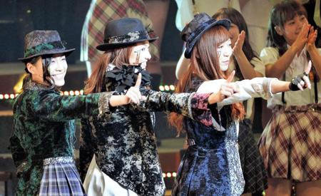 １位「奇跡は間に合わない」を歌った（左から）松井珠理奈、宮澤佐江、野中美郷＝ＴＯＫＹＯ　ＤＯＭＥ　ＣＩＴＹ　ＨＡＬＬ（撮影・佐々木彰尚）