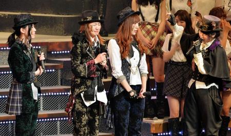 卒業コンサートと公演が発表され涙ぐむ宮澤佐江（左から２人目）＝ＴＯＫＹＯ　ＤＯＭＥ　ＣＩＴＹ　ＨＡＬＬ（撮影・佐々木彰尚）