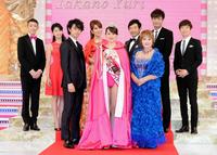 グランプリに輝いた中村真由美さん（中央）と記念撮影に納まる斎藤工（左）、たかの友梨（右）。（後列左から）ピカ子、森下千里、はるな愛、石田純一、中村昌也、南雲吉則＝テレビ東京本社　神谷町スタジオ（撮影・開出牧）