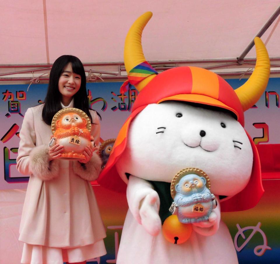 ひこにゃんの横で笑顔の高橋ひかる＝都内