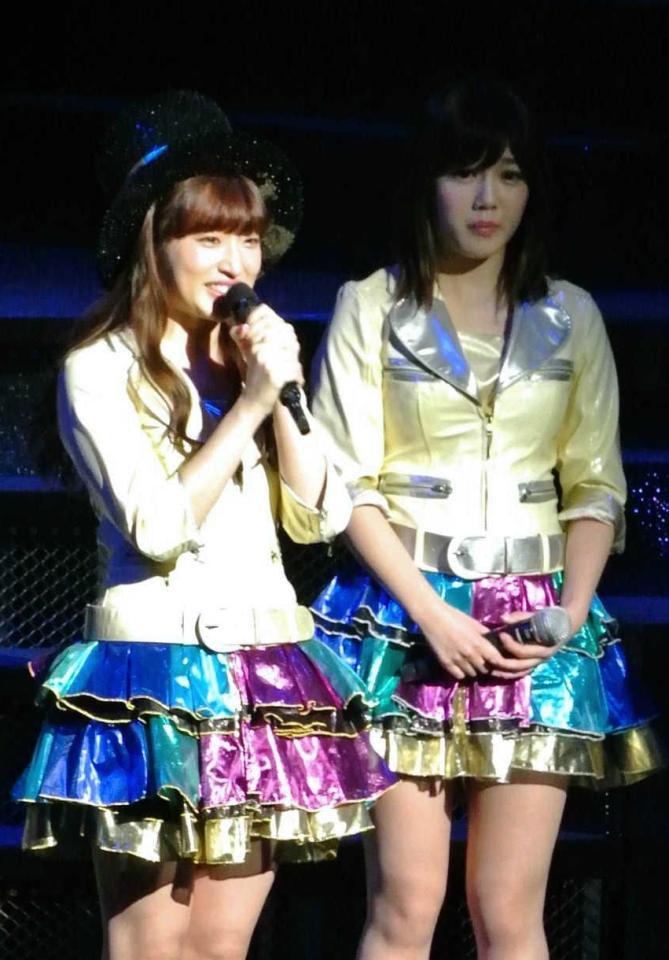 卒業を発表した梅田彩佳（左）＝都内