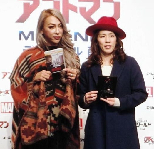 「アントマン」のイベントに出席した吉田沙保里（右）とＧＥＮＫＩＮＧ（左）＝都内