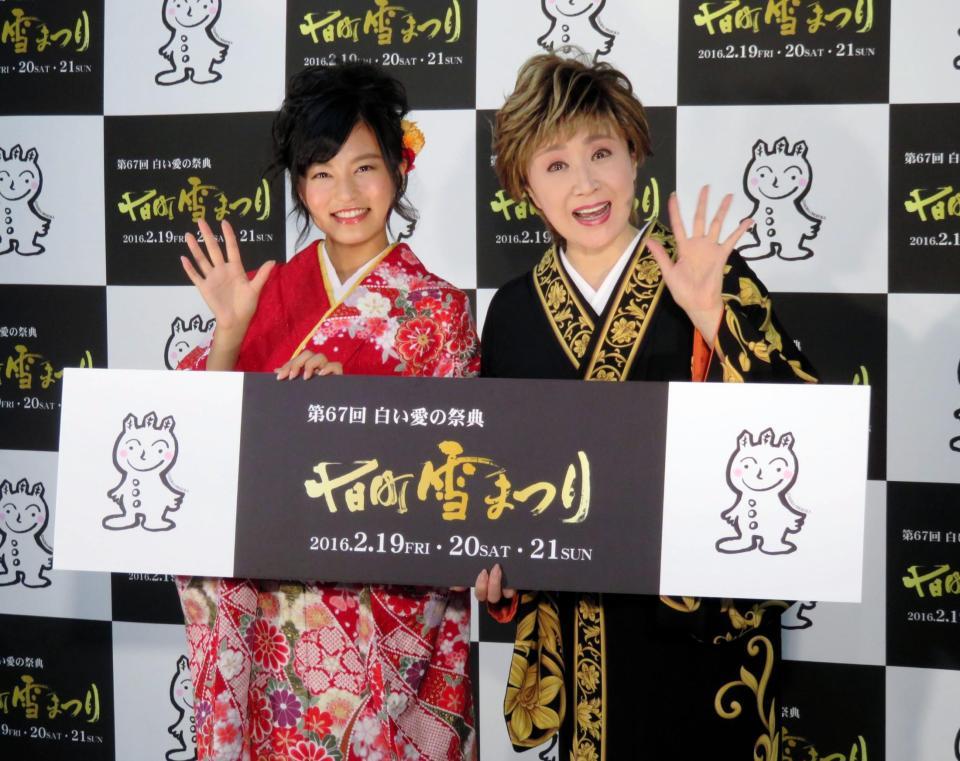 ４０歳差ユニット「さちるり」を結成！？した小林幸子（右）と小島瑠璃子＝東京・表参道の新潟館ネスパス