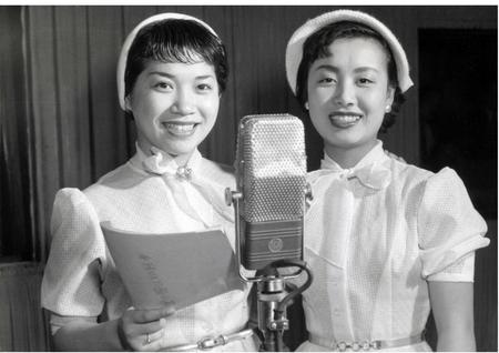 １９５４年６月、江利チエミさん（左）と初対面した時の美空ひばりさん