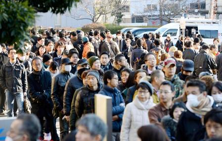 野々村竜太郎被告の初公判の傍聴券を求め、並ぶ大勢の人たち＝26日午前９時20分、神戸地裁