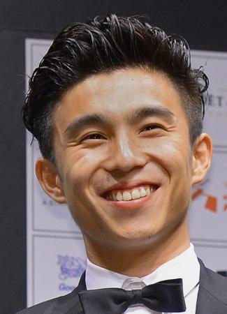 書類の職業欄に、小さく「小説家」と書いた中尾明慶