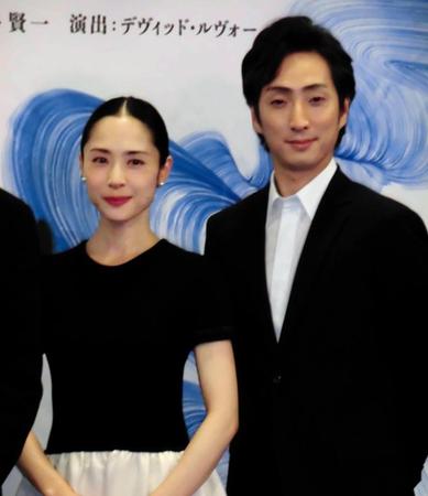 舞台の発表会見に出席した（左から）深津絵里、中村七之助＝都内