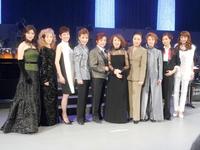 ＣＤ発売記念コンサートを行った（左から）彩輝なお、涼風真世、平みち、瀬戸内美八、榛名由梨、安奈淳、高汐巴、剣幸、えまおゆう、貴城けい