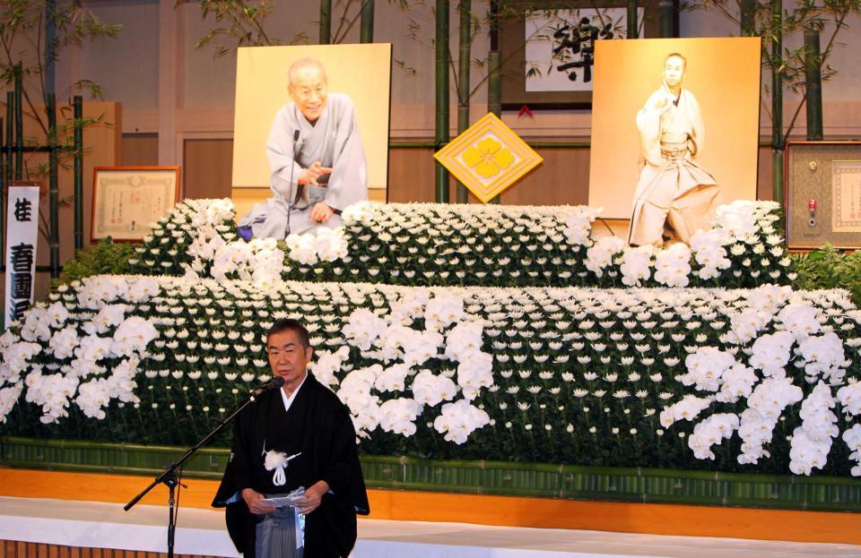 　お別れの会であいさつする桂文枝＝天満天神繁昌亭（撮影・山口登）