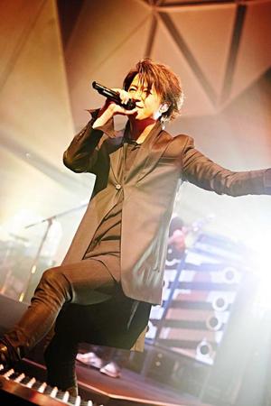 　全国ツアーの開幕で熱いパフォーマンスを見せたＧＬＡＹのボーカル・ＴＥＲＵ＝大阪・オリックス劇場