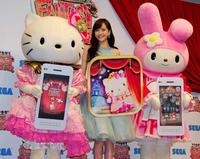 シンデレラ風ドレスで登場した松井愛莉（中央）東京・時事通信社