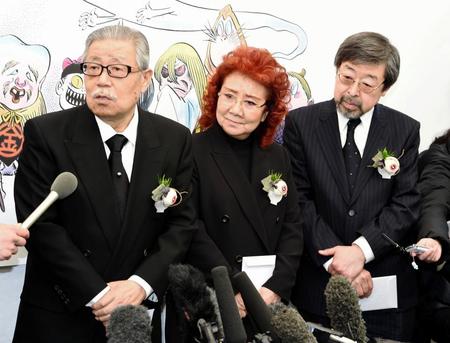 囲み会見に応じる（左から）さいとう・たかお、野沢雅子、松田哲夫さん＝青山葬儀所（撮影・棚橋慶太）