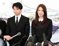 囲み会見に応じる向井理（左）と松下奈緒＝青山葬儀所（撮影・棚橋慶太）