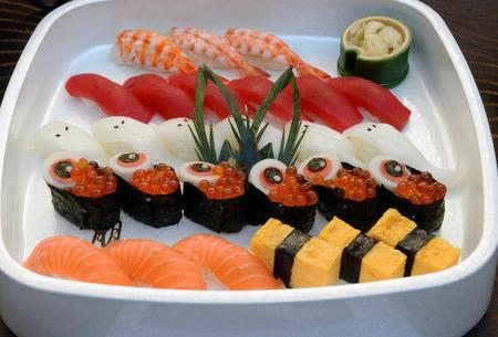 　参列者に振る舞われた妖怪をかたどったすし＝青山葬儀所（撮影・棚橋慶太）