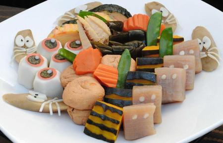 　参列者に振る舞われた妖怪をかたどった煮物＝青山葬儀所（撮影・棚橋慶太）