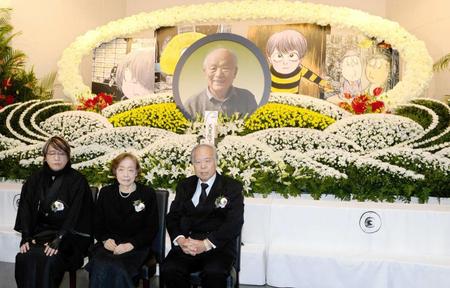 　遺影の前で取材に応じる（左から）京極夏彦氏、喪主の武良布枝さん、荒俣宏氏＝青山葬儀所