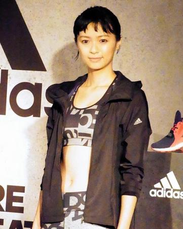 ヘソ出しで引き締まったボディーを披露する榮倉奈々＝東京・表参道