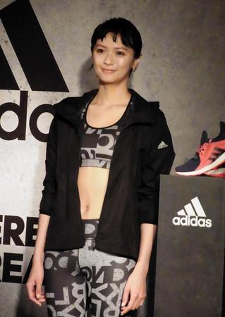 ヘソ出しで引き締まったボディーを披露する榮倉奈々＝東京・表参道