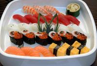 　参列者に振る舞われた妖怪をかたどったすし＝青山葬儀所（撮影・棚橋慶太）