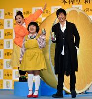 ＣＭ発表会で共演した大沢たかお（右）とおかずクラブの（左から）ゆいＰ、オカリナ＝東京都千代田区のベルサール秋葉原（撮影・出月俊成）