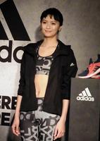 ヘソ出しで引き締まったボディーを披露する榮倉奈々＝東京・表参道