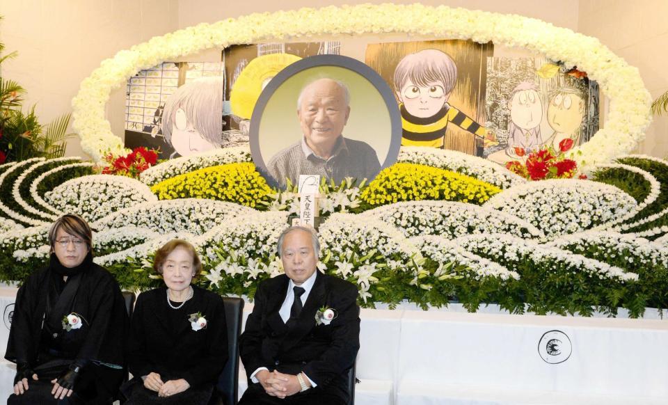 　遺影の前で取材に応じる（左から）京極夏彦氏、喪主の武良布枝さん、荒俣宏氏＝青山葬儀所　