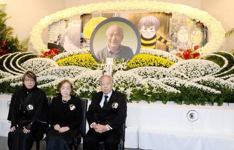 　遺影の前で取材に応じる（左から）京極夏彦氏、喪主の武良布枝さん、荒俣宏氏＝青山葬儀所