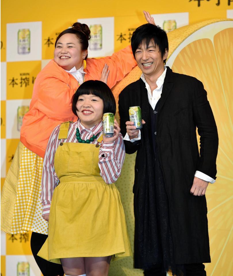 ＣＭ発表会に登場した大沢たかお（右）とおかずクラブの（左から）ゆいＰ、オカリナ＝東京都千代田区のベルサール秋葉原（撮影・出月俊成）