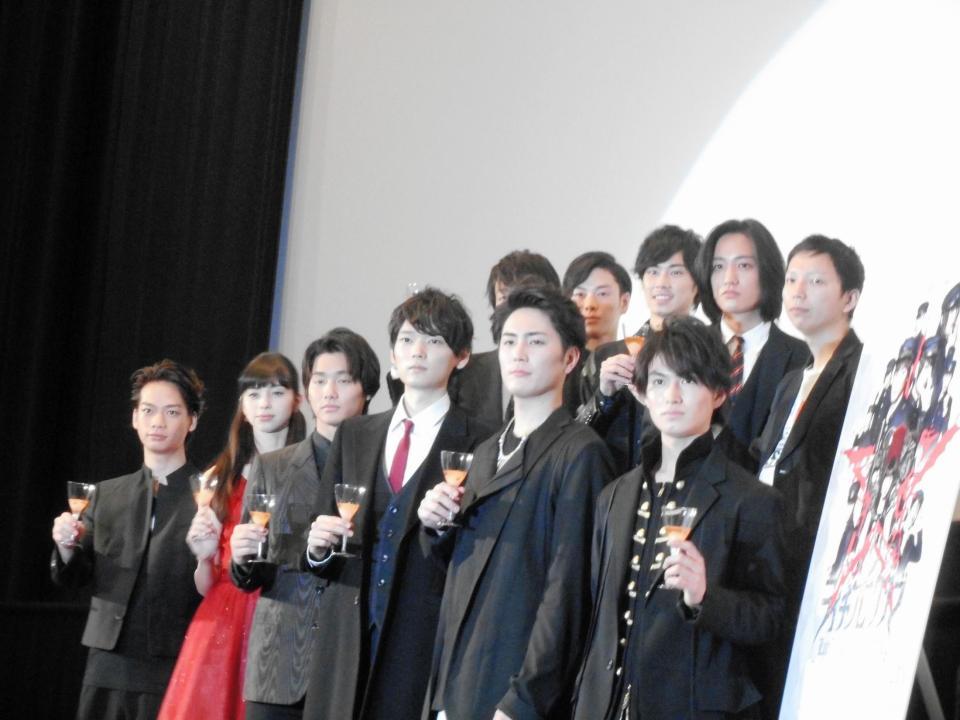 舞台あいさつした（前列左から）池田純矢、中条あやみ、野村周平、古川雄輝、間宮祥太朗、松田凌ら＝東京・新宿