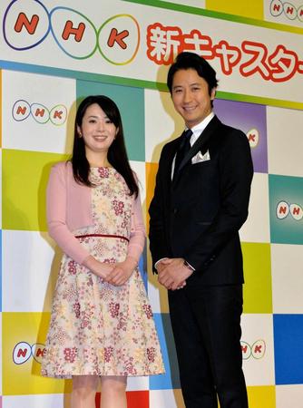コンビを組む橋本奈穂子アナ（左）と笑顔を見せる谷原章介＝東京都渋谷区のＮＨＫ