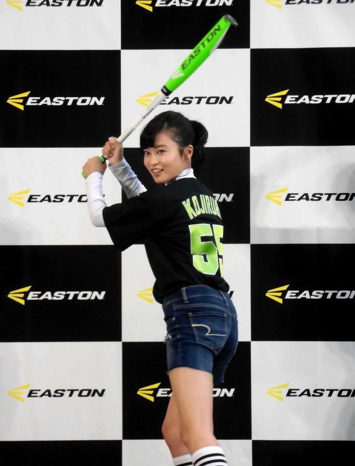 ユニホーム姿で登場した小島瑠璃子＝東京・神宮外苑室内球技場