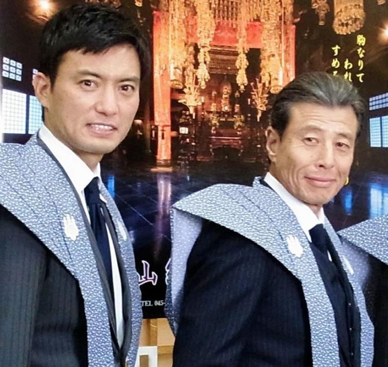 恒例の節分会に出席した（左から）徳重聡と舘ひろし＝神奈川県・鶴見の総持寺